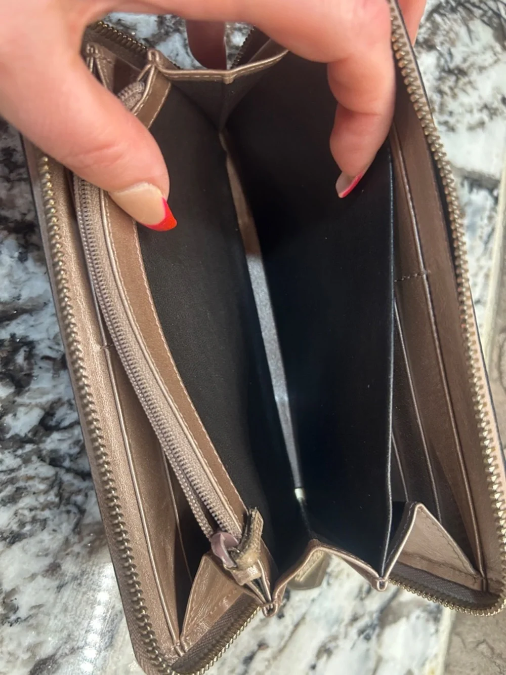 Gucci Embossed GG Zip Around Wallet in Pink COA incl. - Picture 11 of 15